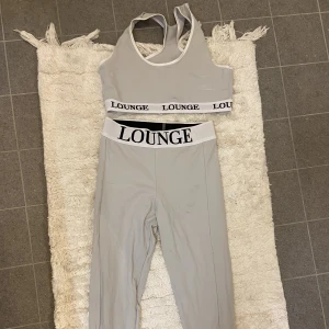 Lounge - Träningsetta från lounge. Använt en gång. Säljer för de är för litet på mig. Topp i M och tights i S. 120 för hela setet