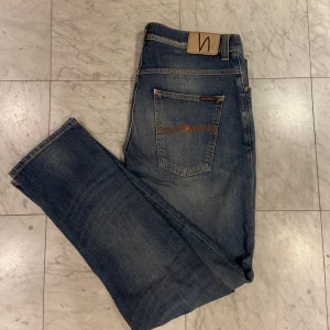 Nudie jeans ”grim tim” - Jättesnygga nudie jeans i modellen ”grim tim”, skitsnygg tvätt. Jeansen är i jättebra skick och storlek 34/34