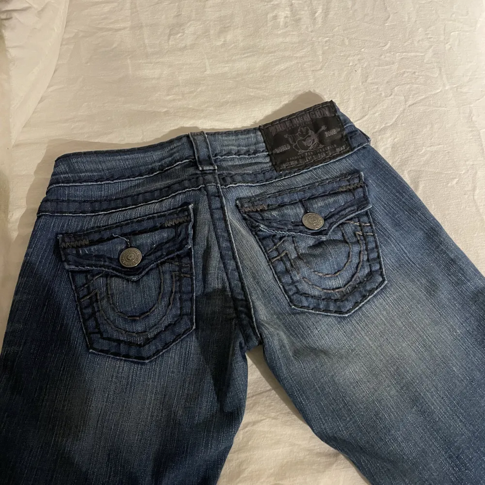 Ett par lågmidjade boutcut true religion jeans i väldigt bra sick . Jeans & Byxor.