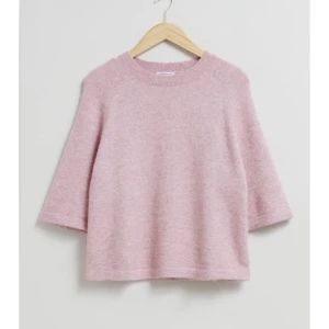  Tröja  - Tröja från & other stories, använd typ 3 gånger och säljer för den inte riktigt är min stil och kommer aldrig till användning, ny pris 690kr