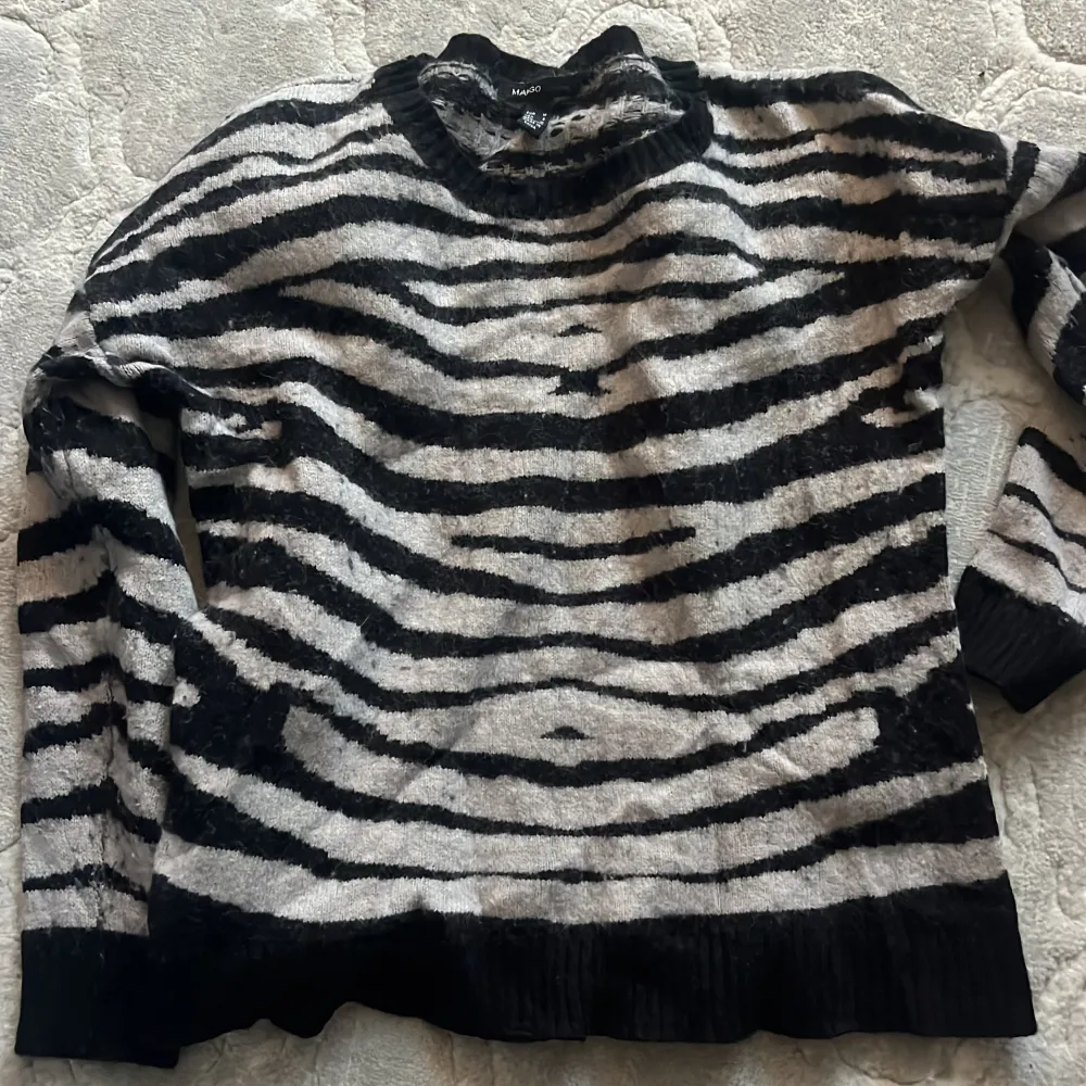 Zebra print Mango sweater. Used couple of times. Great condition. Original price: 399KR Price is negotiable (kan diskuteras). Hoodies.