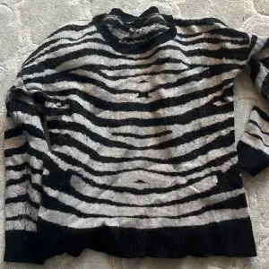 Zebra print Mango sweater. Used couple of times. Great condition. Original price: 399KR Price is negotiable (kan diskuteras)