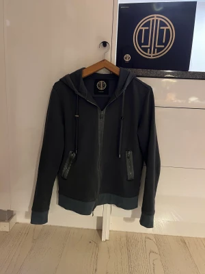 Limitato zip hoodie - En limitato zip hoodie utan märke på ryggen. Färgen är grön blå, väldigt unik och snygg 