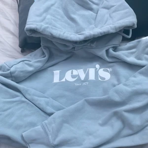 Ljusblå Levis hoodie - Fin Levis hoodie. Smått noppig men det syns knappt. Säljs då jag måste rensa lite. Nypris ca 400kr