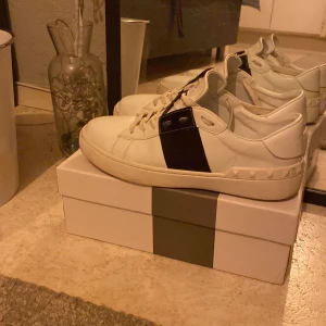 Valentino skor - Säljer mina valentino skor som har blivit för små. Storlek 42 och 9/10 skick! Har använt dom fåtals gånger och har inga besvär ba att under skon är smutsigt. Kom gärna till rimliga vid och kontakta för frågor!