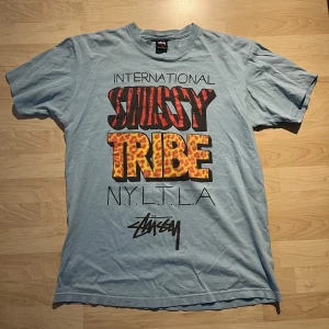 Stussy T-shirt  - Fet vintage Stussy Tee, bra vintage cond med lite scratch. Passar M/liten L