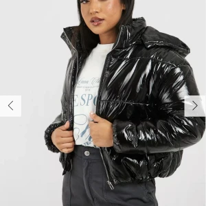 jacka - säljer en jacka typ exakt lika Dan som denna! Hittade intr på nätet hur min såg ut! Skriv för egna bilder!! Den är i nytt skick!❤️‍🔥❤️‍🔥❤️‍🔥