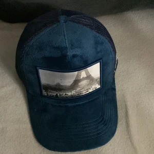 PIANOTTI KEPS - Mörkblå pianotti keps använd 1 gång Vill säljas så fort som möjligt