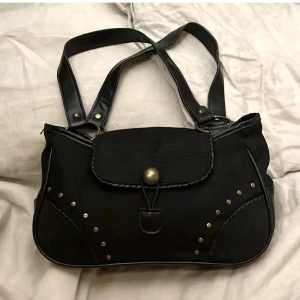 Väska - Axelväska med snygga detaljer💞Ganska rymlig: djup på 9cm, bredd 28 och höjd 18