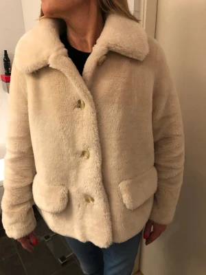Stand Studio Teddy Jacka - Fuskpäls jacka från Stand Studio i storlek 36. Den är i fint skick! Säljs pga använder ej längre🤍 Kan mötas upp i Danderyd/Östermalm alternativt skickas på posten 