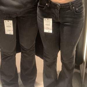 Lågmidjade svarta jeans från zara, använda bara fåtal gånger och är i bra skick. Ordinarie Pris 400!