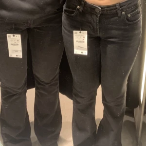 Svarta Jeans - Lågmidjade svarta jeans från zara, använda bara fåtal gånger och är i bra skick. Ordinarie Pris 400!