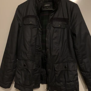 Läder jacka - Super snygg läder jacka i nytt skick den har inga defekter alls. Pris kan diskuteras 