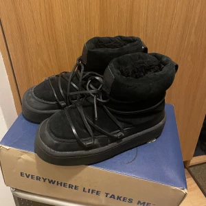 Boots - Köpte dessa boots på Plick för några dagar sedan men har väl lite för breda fötter så får ej på mig dom 🥲