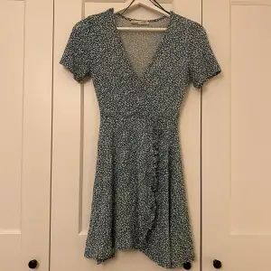 Blommig klänning från Pull&Bear, senast anvånd 3 år sen. XS men väldigt töjbart material, så passat mig som vanligtvis är S 