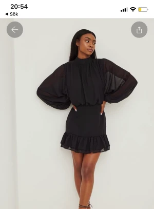 NA-KD klänning stl 32 - Säljer denna fina mer festliga klänning från NA-KD använd 1 gång! Ordinarie pris 519kr jah säljer för 200kr