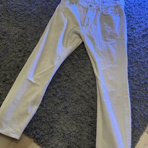 Vita Jeans 32/32 - Vita jeans av märket dobber i strl. W32/L32  Använda under 5 gånger  Köpta för 900kr
