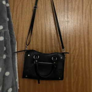 Väska från h&m - säljer denna väska då den inte används längre, väldigt bra skick