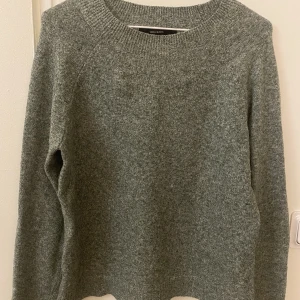 Stickad  - Grön stickad från Vera Moda, kommer inte till användning💕
