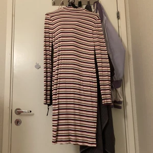 Cubus klänning - Fin randig klänning från Cubus. Går att ha i hemmet, ha som nattklänning eller även att festa med. Säljes för det är för stor för mig. Storlek 170 i barnstorlek. Köpte nyligen men klippte av prislappen så kunde inte returnera. Aldrig använd
