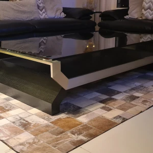 Soffbord  - Svart soffbord 140x80 cm med träben och svart glasskiva på toppen. Inga repor eller skador finns, är som ny. Pris 2500 kr.