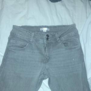 Gråa jeans från Gina, använd typ 2 gånger. Storlek 164    Köparen står för frakten 