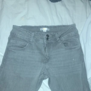 Gråa jeans  - Gråa jeans från Gina, använd typ 2 gånger. Storlek 164    Köparen står för frakten 