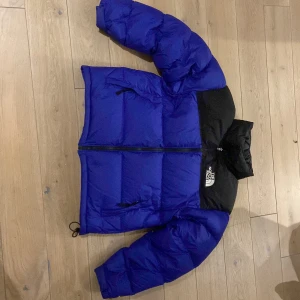 North face jacka  - En North face jacka i fint skick (9/10) Storlek Large, nypris 3300. Online kvitto finns