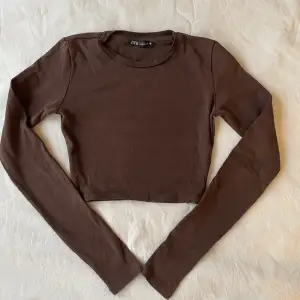 Långärmad croppad tröja ifrån zara💕 storlek S