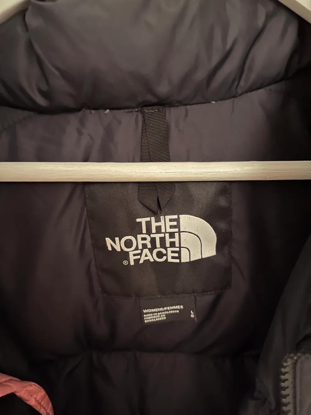 The North Face jacka använd 2 säsonger, otvättad för tillfället. Storlek L men passar mig i XS. Jackor.