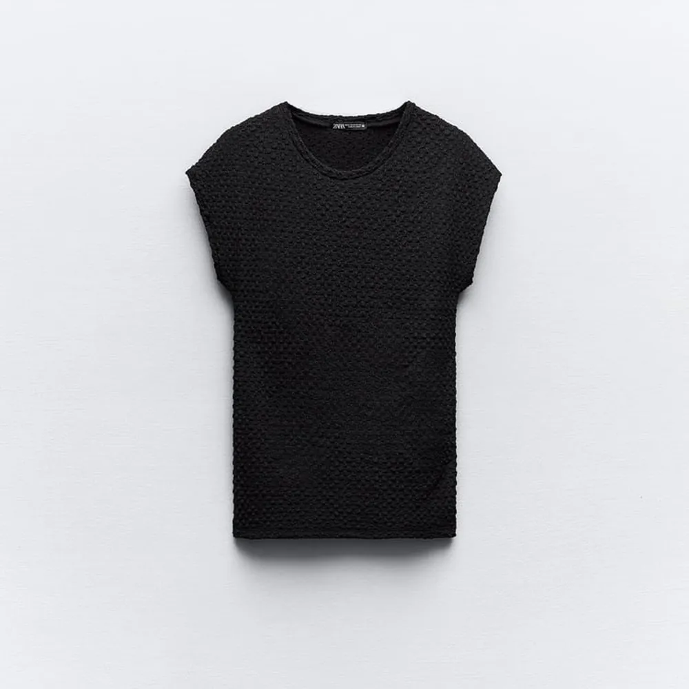 Zara t-shirt med textur i svart, använd 2 ggr, nypris 199, mitt pris 150💗Perfekt till hösten och passar till nästan allt + frakt tillkommer . T-shirts.