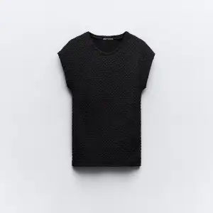Zara t-shirt med textur i svart, använd 2 ggr, nypris 199, mitt pris 150💗Perfekt till hösten och passar till nästan allt + frakt tillkommer 