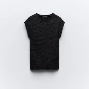 Zara topp - Zara t-shirt med textur i svart, använd 2 ggr, nypris 199, mitt pris 150💗Perfekt till hösten och passar till nästan allt + frakt tillkommer 