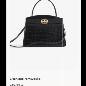 Svart söt väska  - Jag säljer min jättesöta väska pågrund av att den tyvärr inte kommer till användning. Endast testad, alltså är väskan i nyskick. Kom privat för fler bilder,pris kan diskuteras !!  Köparen står för frakten.