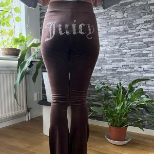 Juicy 💋 - Jättefina juciy byxor jag köpte i storlek xs. De kommer tyvärr inte till användning längre! Jag köpte de för runt 1000kr så säljer de för 800kr, pris kan alltid diskuteras💋💋