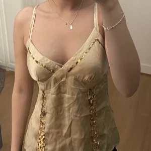 Festlinne - Super fint festlinne som inte kommer till användning 💛💛