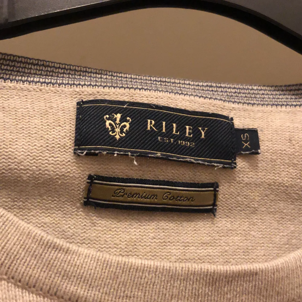 Riley tröja i använt skick men har mer att ge. Tröjan är lite nopprig men annars väldigt bra skick. Storleken är xs. 100% bomull. Kom privat vid frågor eller funderingar. Tröjor & Koftor.