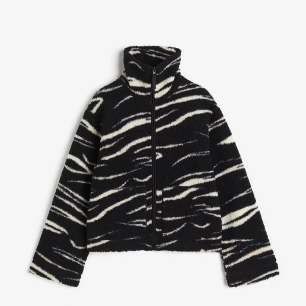 Säljer den här populära zebra jackan från HM som är slutsåld överallt! Typ aldrig använd så den är precis som ny💗. Tröjor & Koftor.