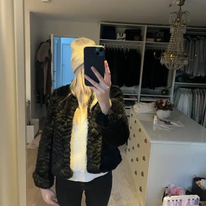 Pälsjacka  - Svart pälsjacka i fint skick. Går inte att köpa längre. Nypris 700kr