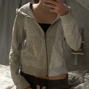 Zip up tröja/hoodie - Zip up tröja från Only! Tröjan är använd och har inga defekter.