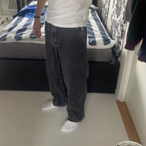 Polar bigboy, carpenters - Sällsynta bigboy-carpenters i grå färg, uppskurna sömmar längst ner på byxorna för att göra de längre och lite vitt färgstänk (kan lösa bilder vid behov)