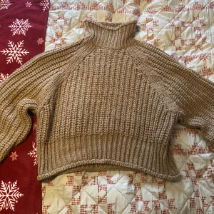 Stickad tröja (brun) - Den är i storlek XS :)