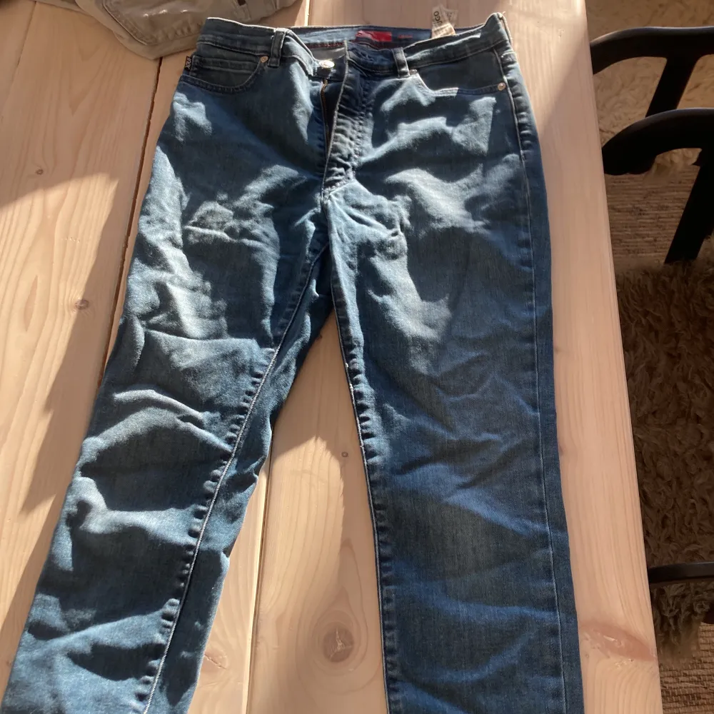 Säljer nu mina Hugo boss jeans pga av de är för små för mig. Dem är i storlek 29/34 och sitter som slim fit, avklippta vid slutet av benen men kan fixas genom att sy, sköna  dem är i bra skick förutom några ”plast” lappar i byxorna har lossnat lite.. Jeans & Byxor.