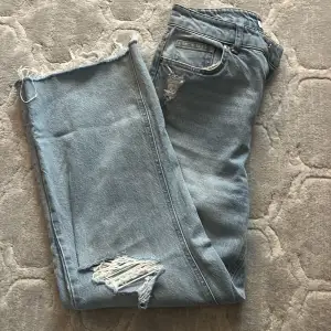 cute high waisted light blue jeans!! Worn twice and are so comfy and stretchy!! They are so cuteee and sit soo nicely on your body!! I love them! (Original price: 249Kr)