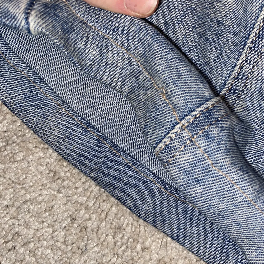 Fina bootcut jeans från new yorker (fb sister), bekväma! Strl xs men har tagit bort lite typ eftersom det var för korta men har kvar tyget och kan skicka med det! Mycket bra skick. Postar endast!☺️. Jeans & Byxor.