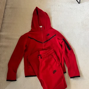 Nike tech fleece  - Sparsamt använd och i bra skick! Storlek 147-158