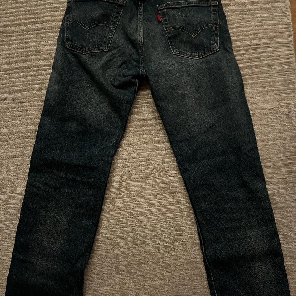 Ett par levis 501 i regular fit som inte riktigt passade mig. Ripped design där fram längs benen. . Jeans & Byxor.