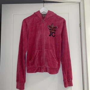 Juicy Couture  - Juicy couture tröja. Sitter som en liten M. Några rhinestones fattas på framsidan annars är den bra kvalitet. 