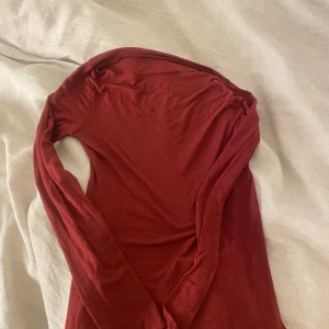 Intimissimi  - Hej💕 ja säljer min Intimissimi tröja. Tröjan är i användt skick men forfarande fin, den har två hål😕 ett litet på ryggen och ett på armen, jag köpte för 569 och säger för 200