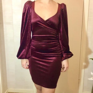 Julklänning - Supersnygg röd sammetsklänning som inte säljs längre! Endast använd en gång, strl xs men passar xs-s💕
